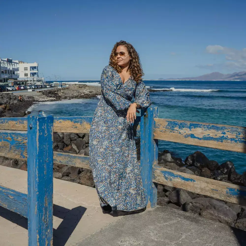 Vestido Azul estampado. Arena Formentera